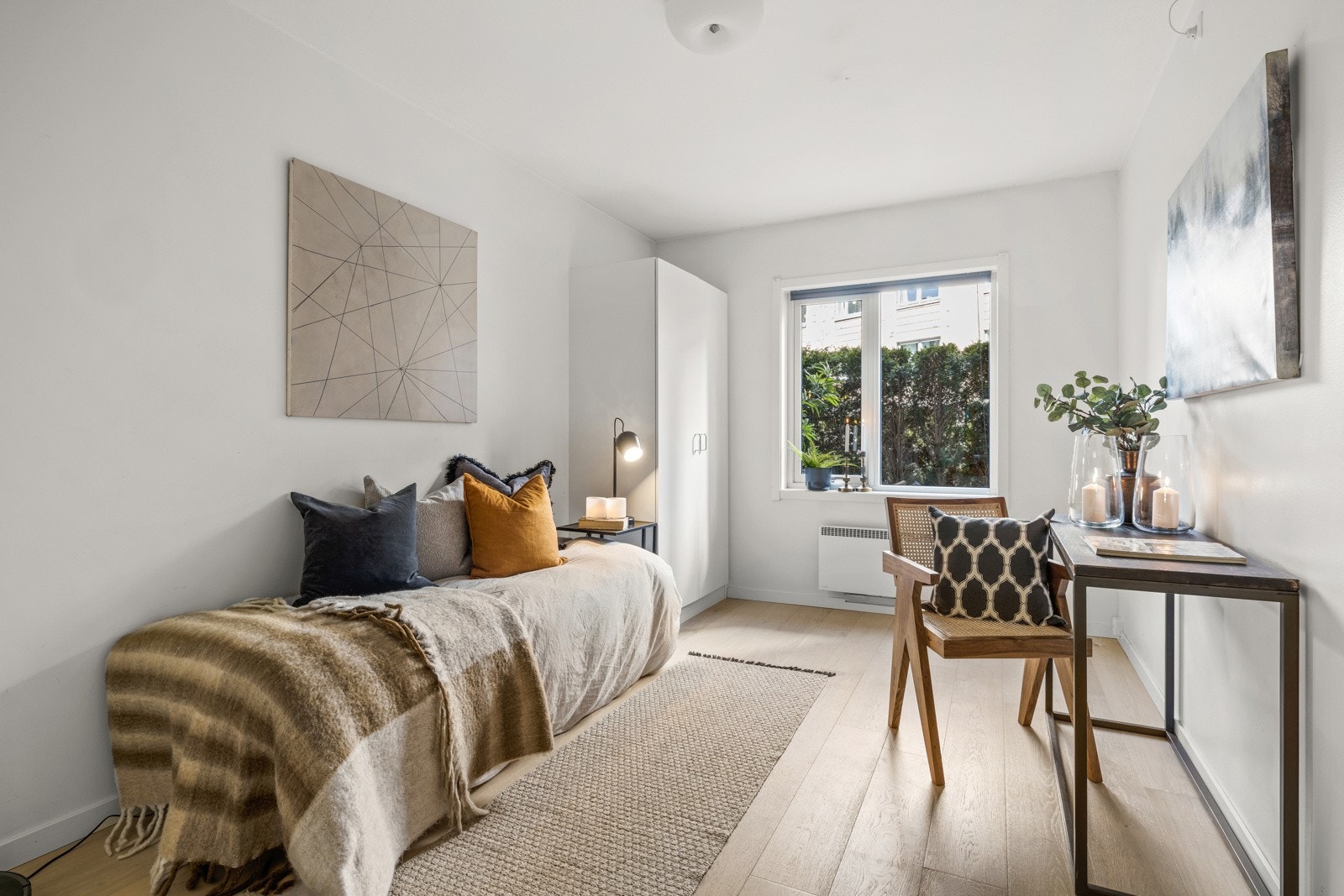 Soverom 2 har også god størrelse med plass for både seng og annet møblement Galleribilde