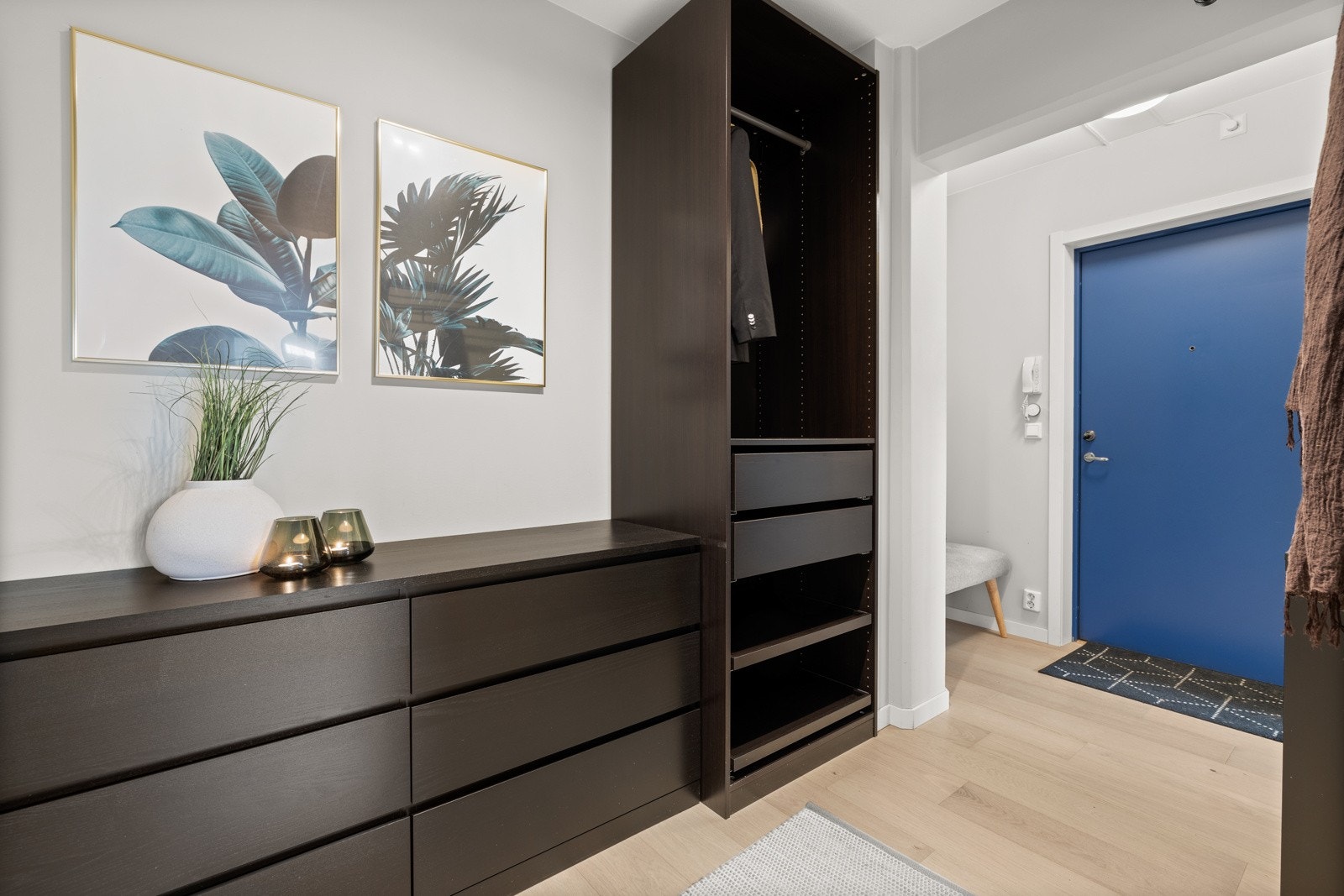 Entré/gang med plass for garderobe for yttertøy og sko Galleribilde