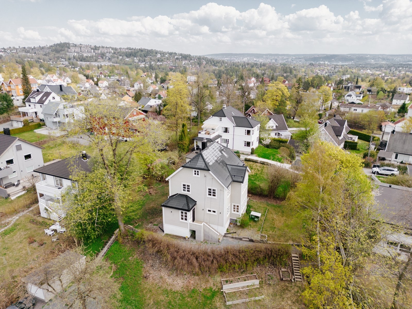 Tomten er ellers delvis opparbeidet med plen og beplantning, samt frukttrær og plass til kjøkkenhage. Garasje + flere p-plasser på egen tomt Galleribilde