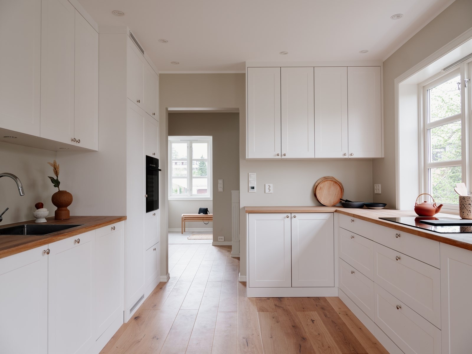 I 1. og 2. etasje er alt fra isolasjon, vegger, vinduer, overflater, elektrisk, rør, bad, kjøkken m.m. nytt Galleribilde