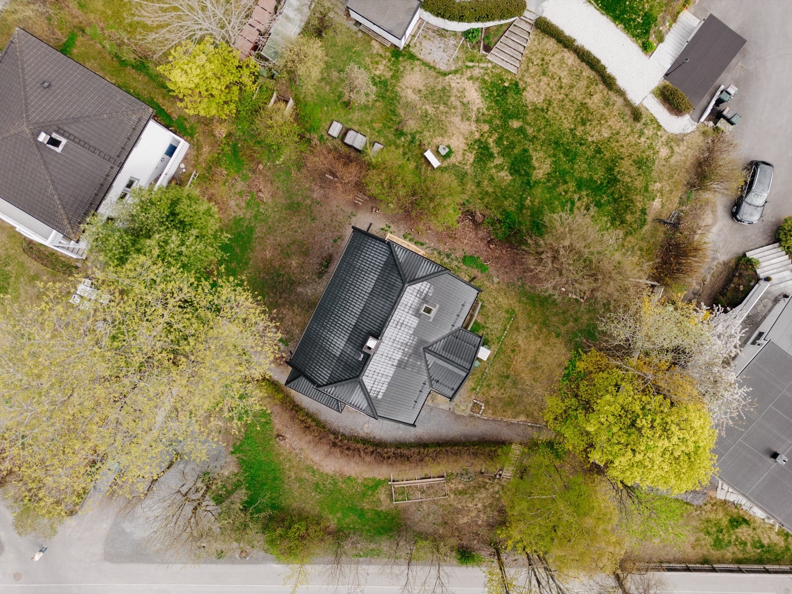 Det er god plass å etablere flere uteplasser/terrasser, samt plass til trampoline, lekeplass m.m til barna. Har du en drøm om et svømmebasseng, har du også plass til dette! Galleribilde