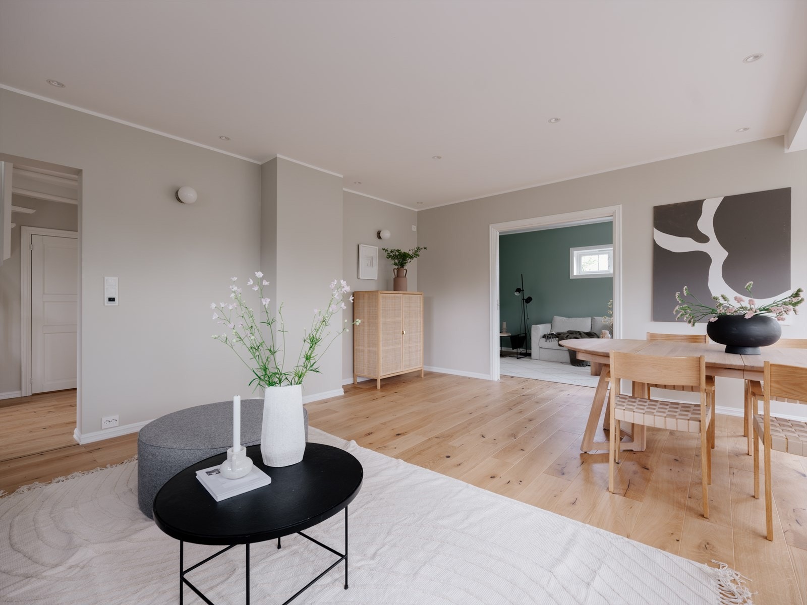 Boligen har flotte oppholdsrom i 1. etasje, og mulighet for en separat spisestue/TV-stue er svært praktisk Galleribilde