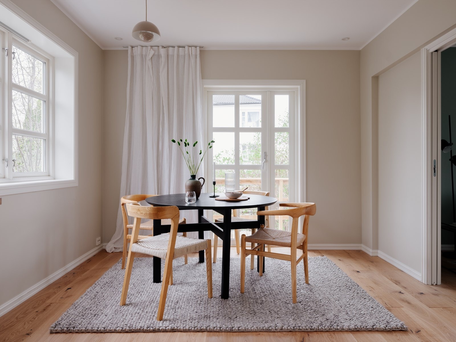 Det er god plass til spisebord også på kjøkkenet, noe som er praktisk for en familie i hverdagen Galleribilde