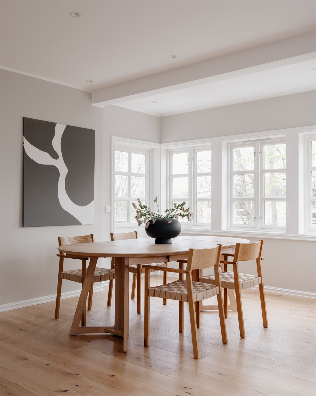 I stuen er det god plass til spisebord (hvis man ikke benytter spisestue/Tv-stue til dette), samt sofagruppe m.m. Galleribilde