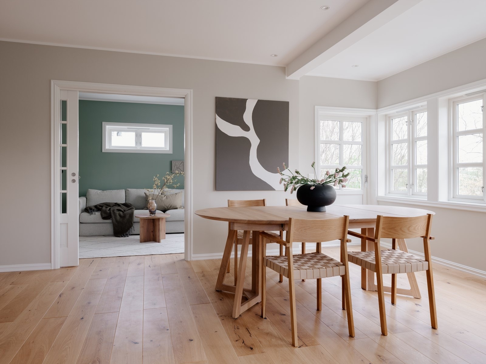 Stuen har stikkontakter rett under tak for oppheng av høyttalere Galleribilde