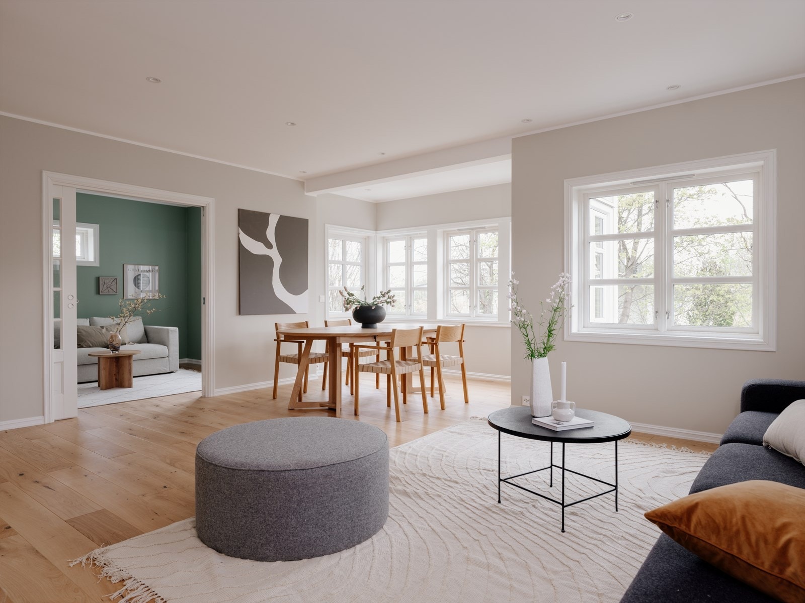 Velkommen inn i boligens hovedetasje - bestående av stue/spisestue, TV-stue, kjøkken, gang og toalett Galleribilde