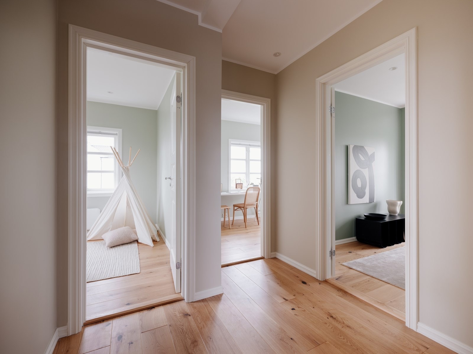 Romslig gang i 2. etasje med tilgang til de 4 soverommene samt bad Galleribilde