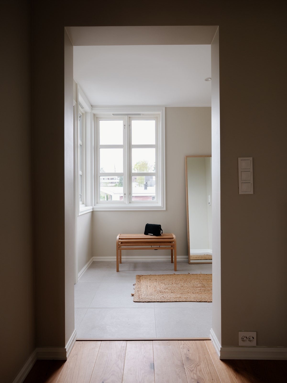 Ny inngangsdør i vindfang (2022) med Yale Doorman. Lekre fliser på gulv Galleribilde