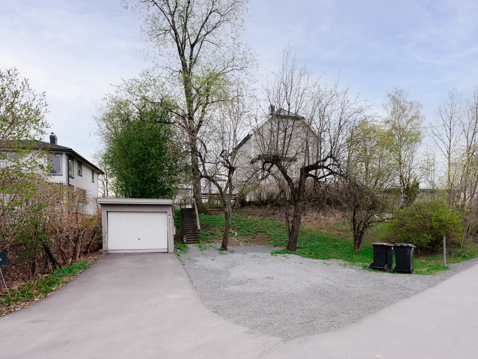 Garasje til én bil samt flere biloppstillingsplasser på egen tomt Galleribilde