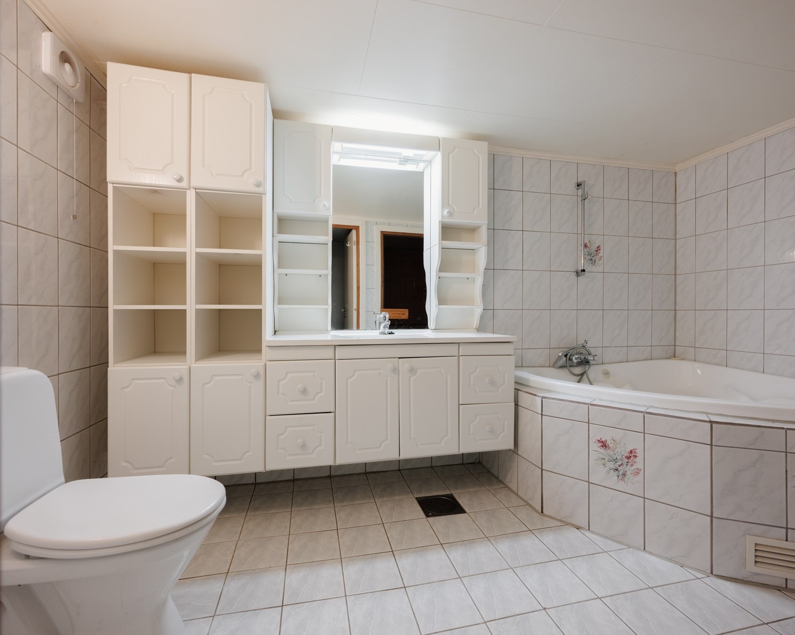 Underetasjen inneholder kjellerstue, bad, badstue, vaskerom og bod Galleribilde