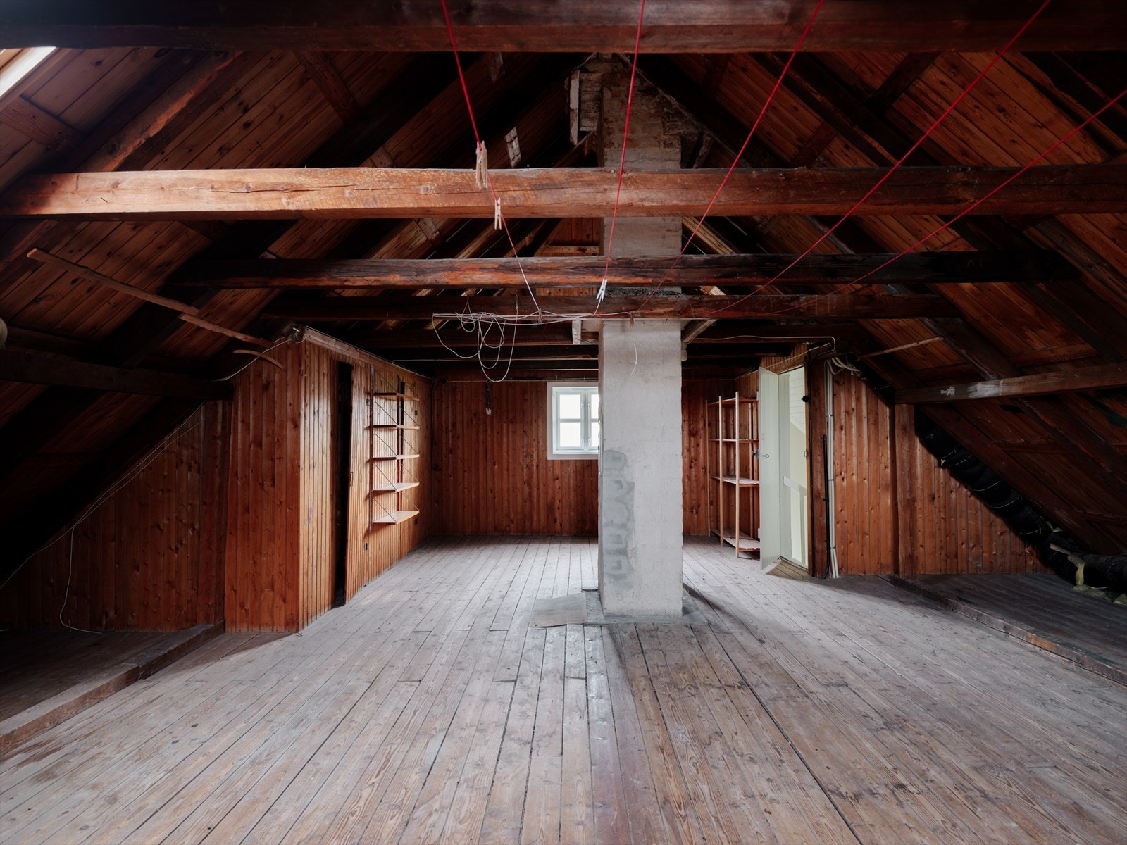 Boligen har et stort uinnredet loft. (Loftet har ca. 67 kvm gulvareal, men dette er ikke målbart og derfor ikke medtatt i boligens oppgitte areal) Galleribilde