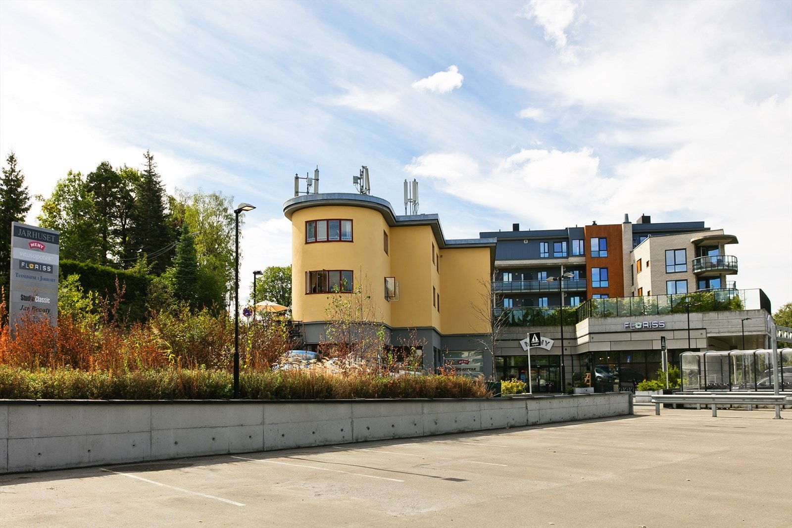 Som nærmeste matbutikker finner man Meny i Jarhuset samt Joker nærbutikk i Vollsveien Galleribilde