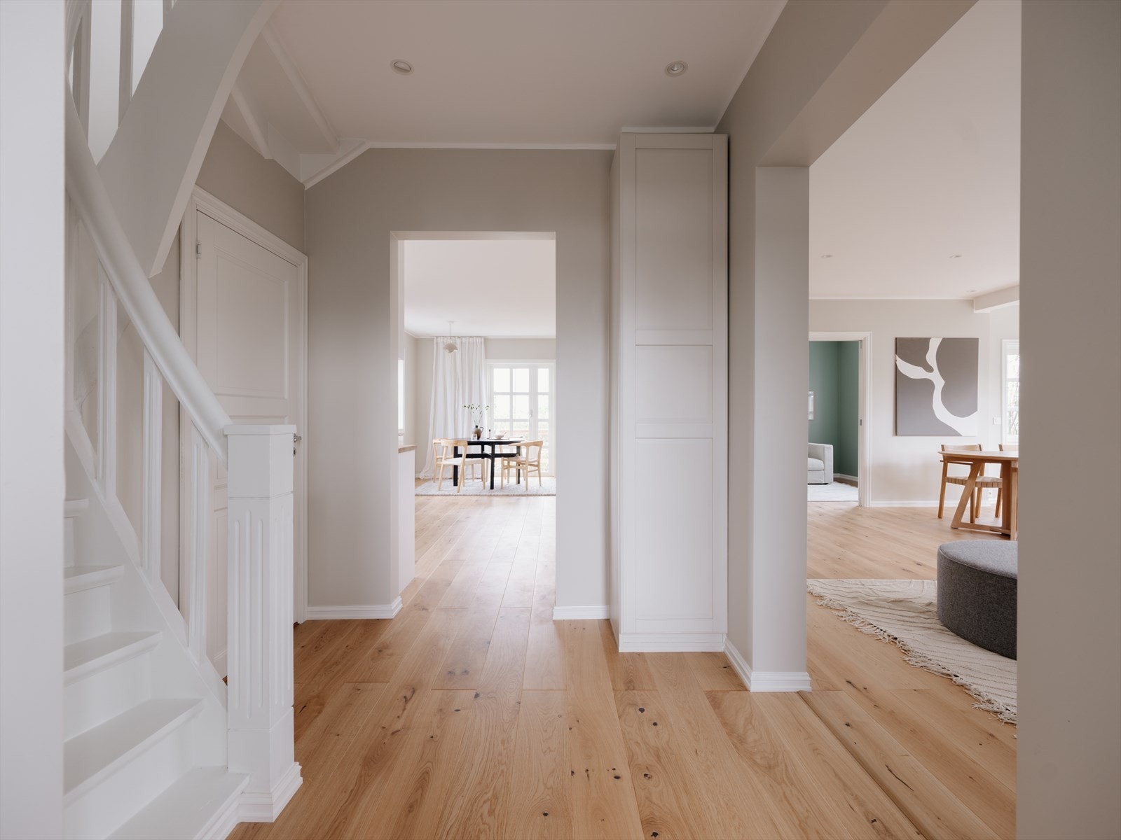 Innfelt belysning i trappegang. Lekker 1-stavs eikeparkett i gang, samt fliser i yttergang. Varme i alle gulv i 1. etasje Galleribilde