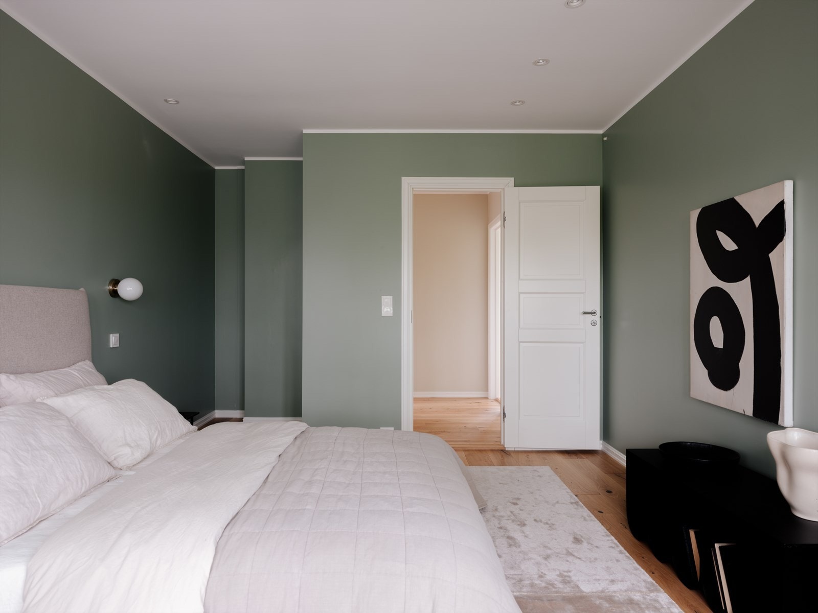 Hovedsoverom har gode muligheter for skyvedørsgarderobe/garderobeskap langs den ene veggen, samt plassbygget garderobeløsning e.l. i det ene hjørnet Galleribilde