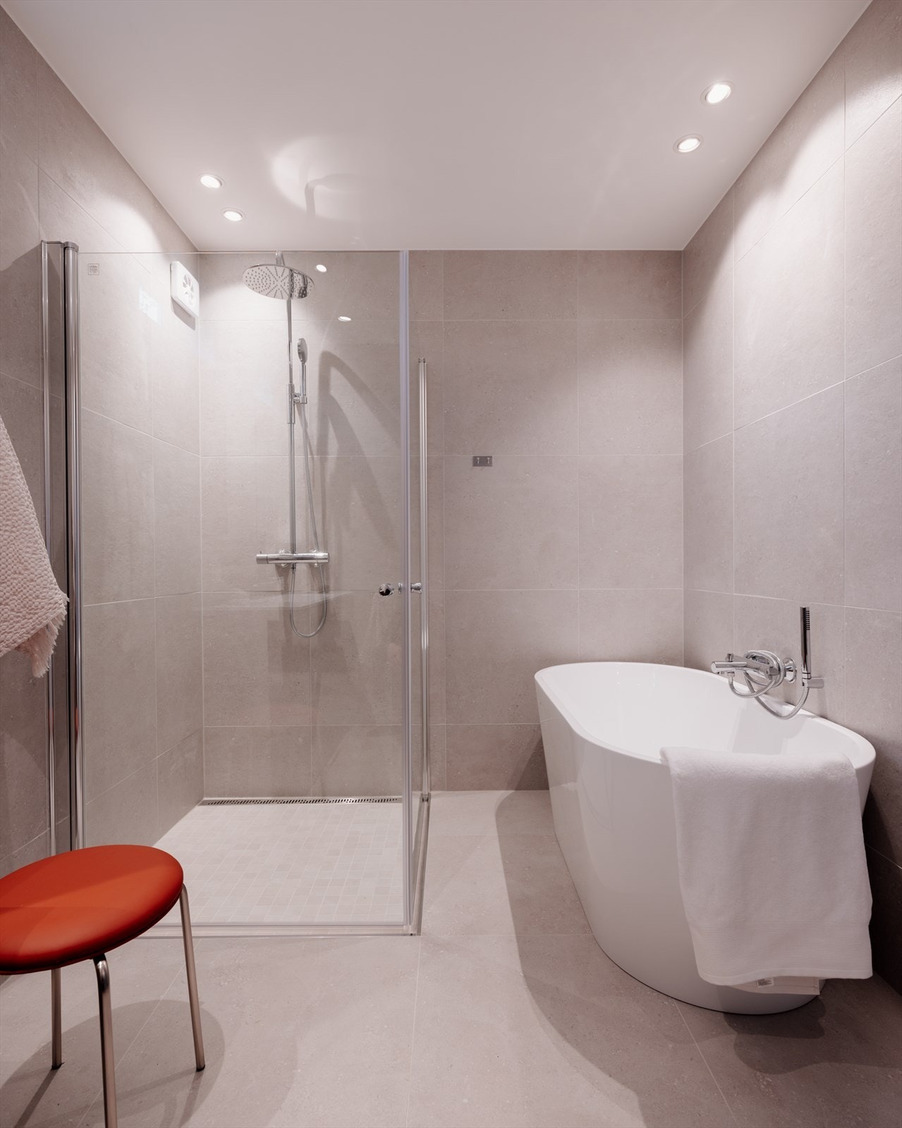 Badet har varmekabler i gulv og downlights i himling Galleribilde