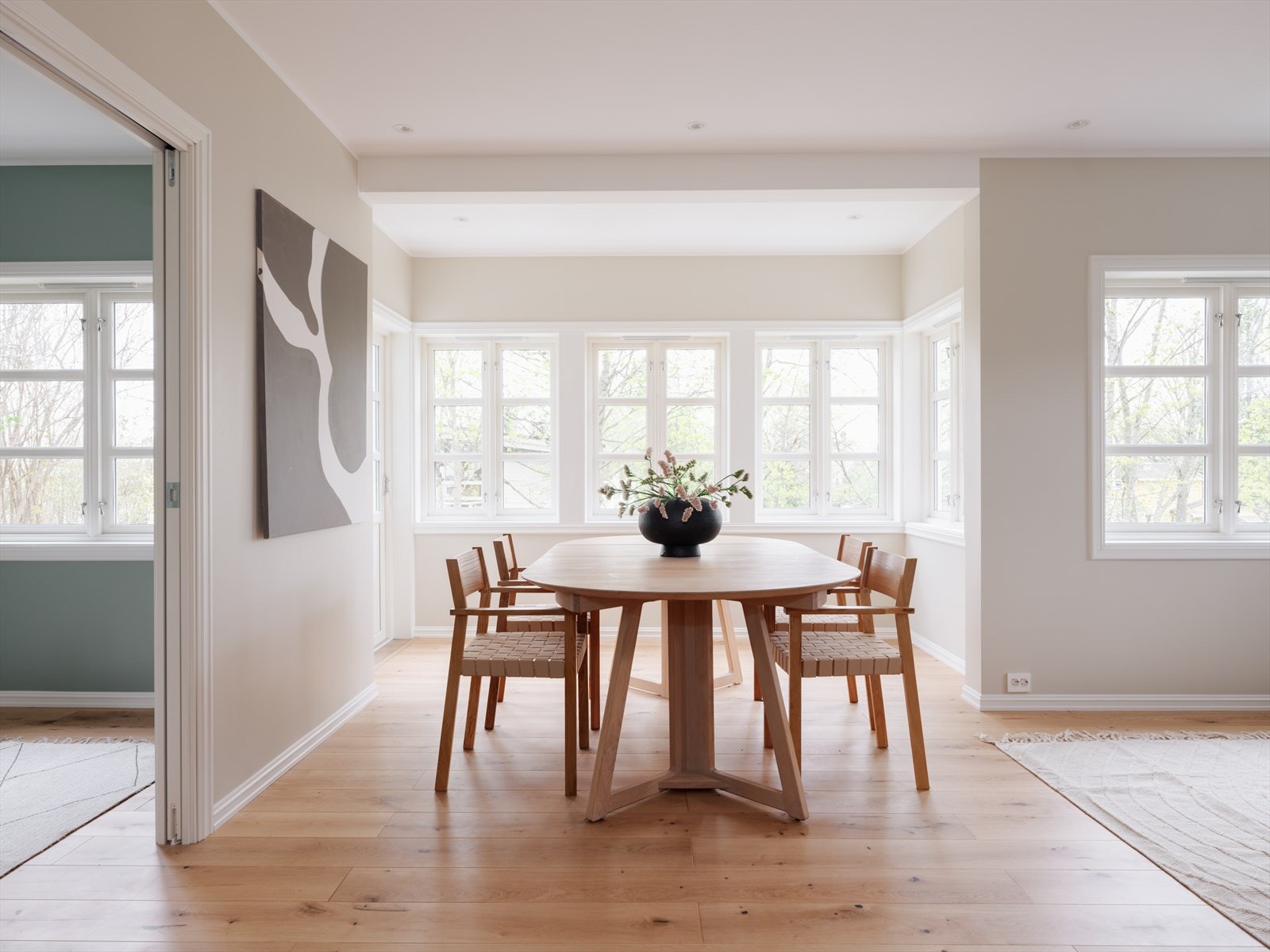 Det er rikelig med vindusflater i flere himmelretninger, samt utgang til hagen via via verandadør Galleribilde