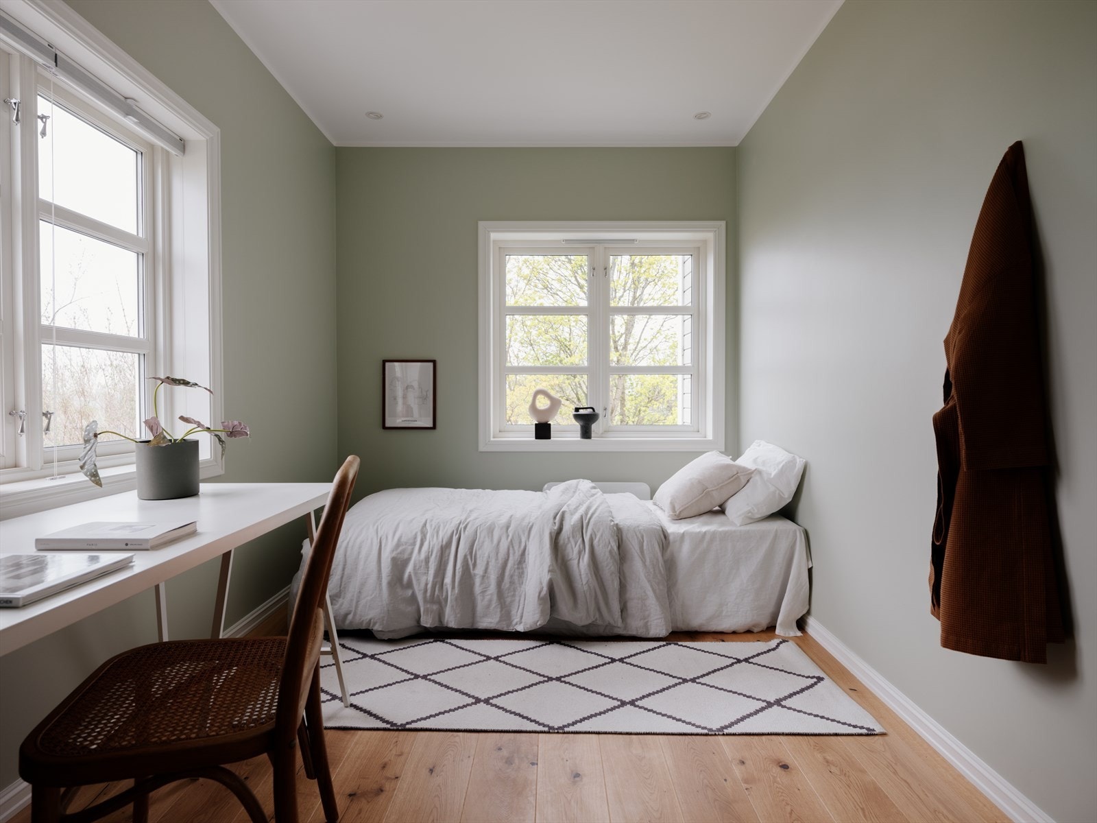 Godt med vindusflater i alle soverom, samt plass til seng, skap, skrivebord m.m. Galleribilde