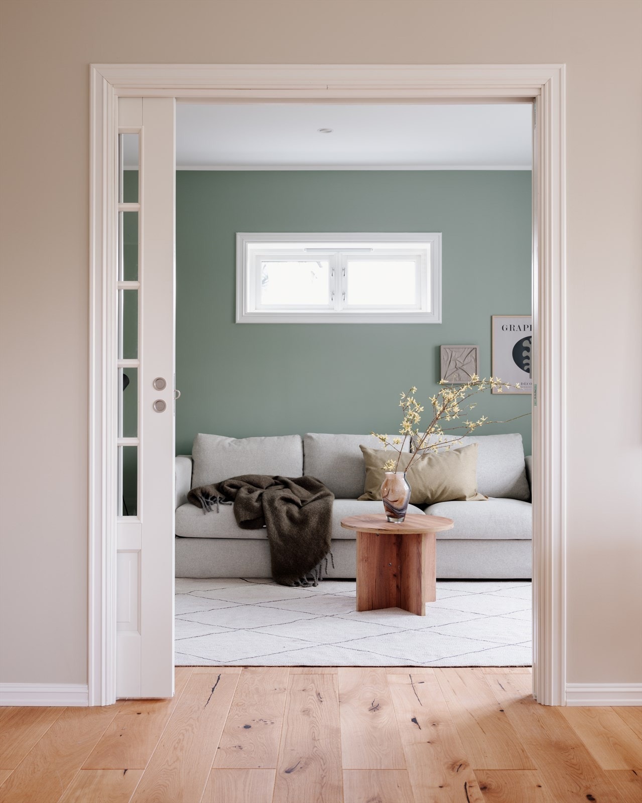 Mulighet for å lukke mellom rommene gjør etasjen fleksibel og tilgjengelig for hele familien samtidig, da man fint kan dele seg i de ulike sonene Galleribilde