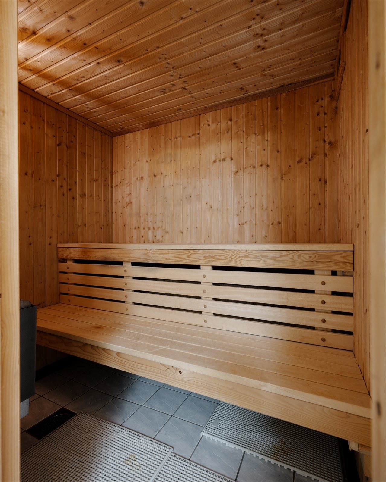 Fin badstue innredet med benker og badstueovn Galleribilde