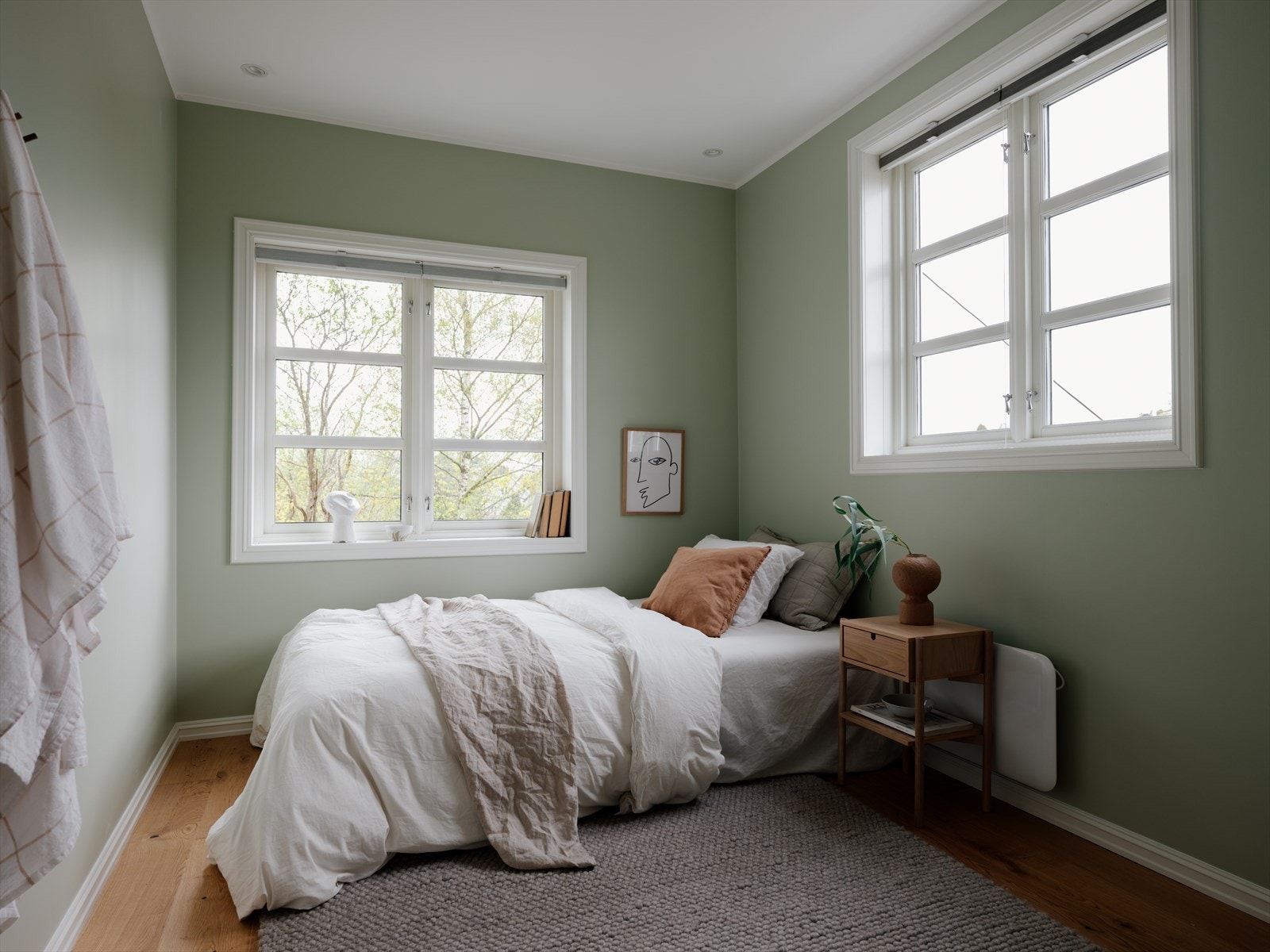 Alle rom er malt i delikate farger, og har 1-stavs eikeparkett på gulv Galleribilde