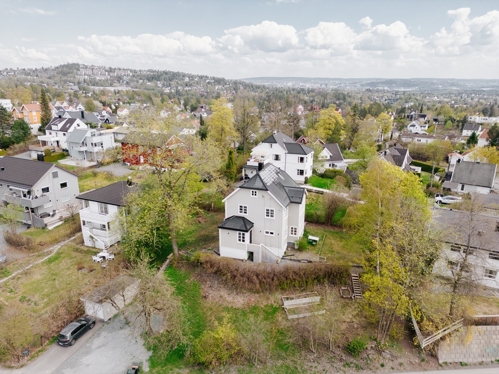 Tomten er ellers delvis opparbeidet med plen og beplantning, samt frukttrær og plass til kjøkkenhage. Frukttrærne gir store og deilige epler og pærer sommertid Galleribilde