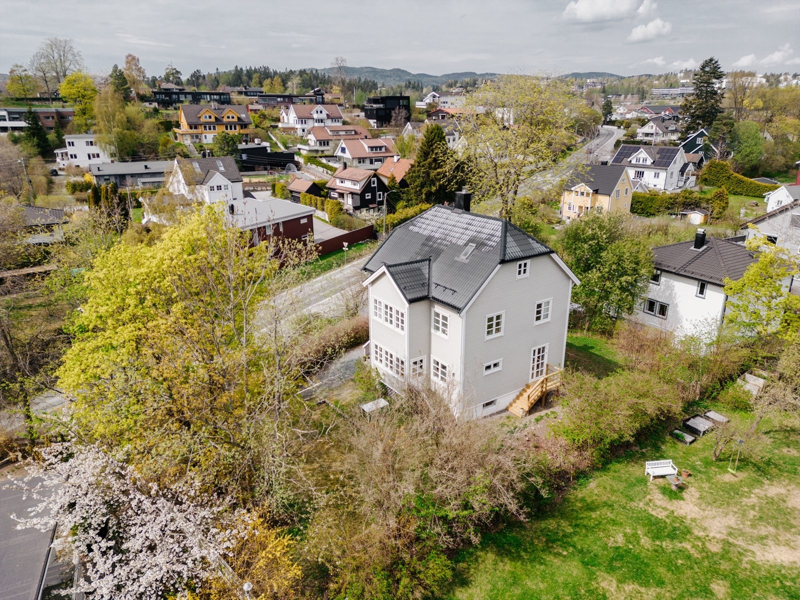 Tomten ligger skjermet til, og er et drømmested for en barnefamilie! Galleribilde