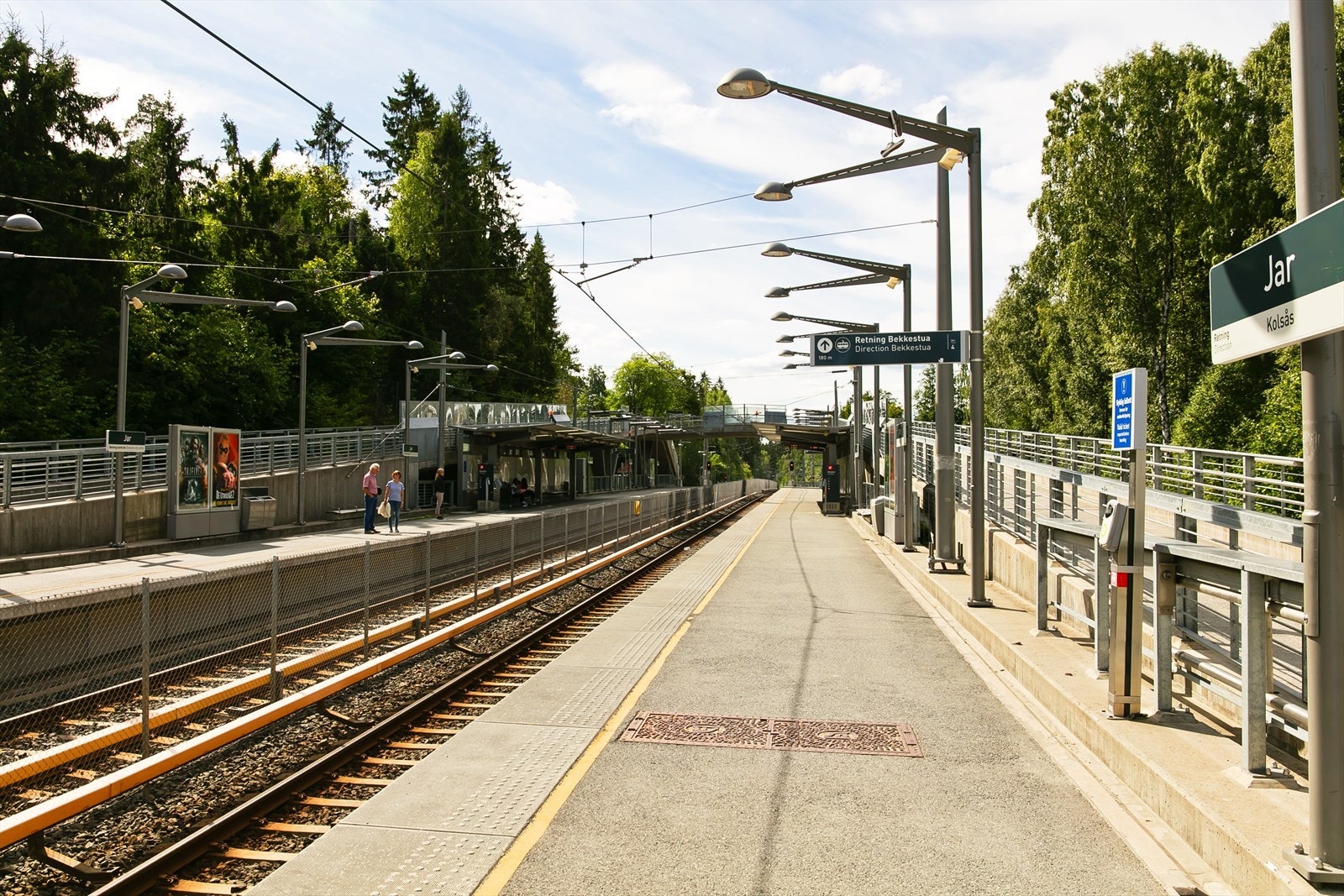 God offentlig kommunikasjon med både buss, trikk og T-bane i nærheten. Ca. 10 minutters gange til Jar stasjon, med både T-bane linje 3 i retning Oslo/Kolsås, og trikk linje 13 i retning Oslo via Skøyen Galleribilde