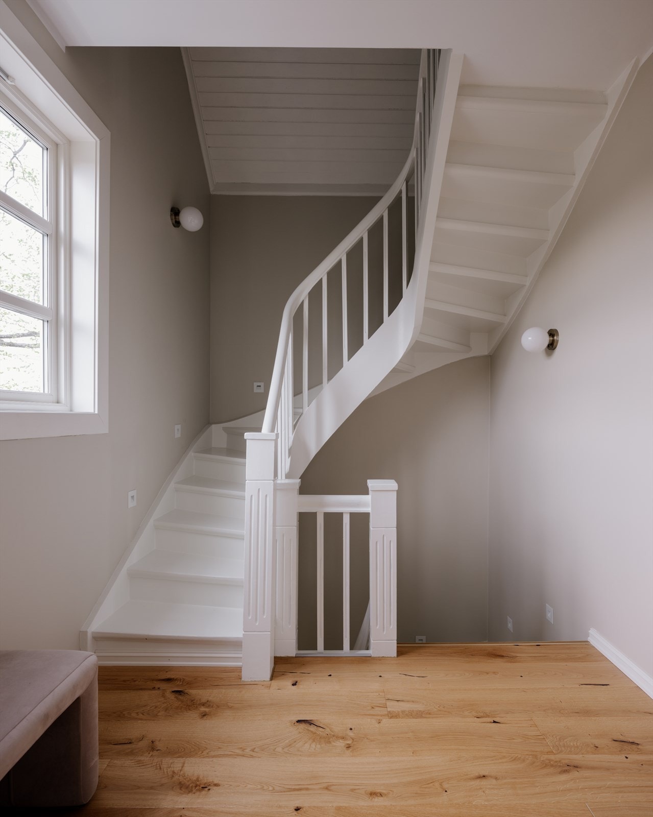 Flott, bred trapp fører videre opp til loftet Galleribilde
