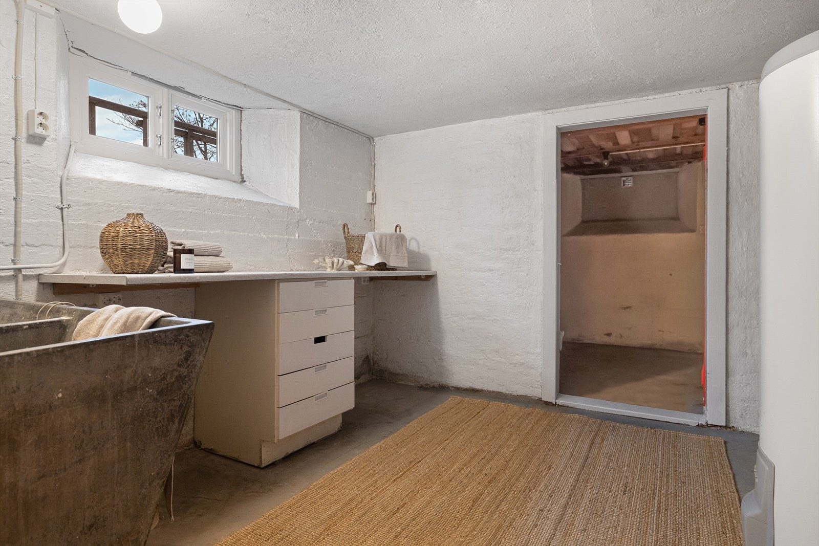 Vaskerom av god størrelse, med plass til både vaskemaskin og tørketrommel. Rommet er ellers utstyrt med dobbel utslagsvask, benkeplate og skuffer. Plass til å tørke klær m.m. Galleribilde