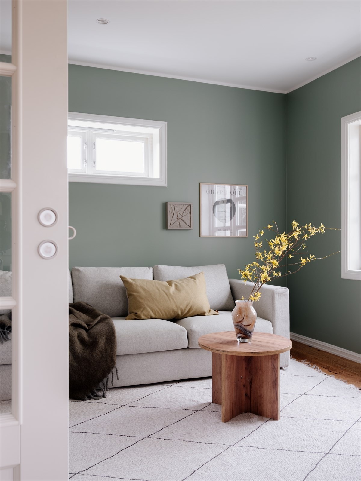 Skyvedører også mellom TV-stue og kjøkken, samt TV-stue og stue. Delikate malte flater i alle rom Galleribilde