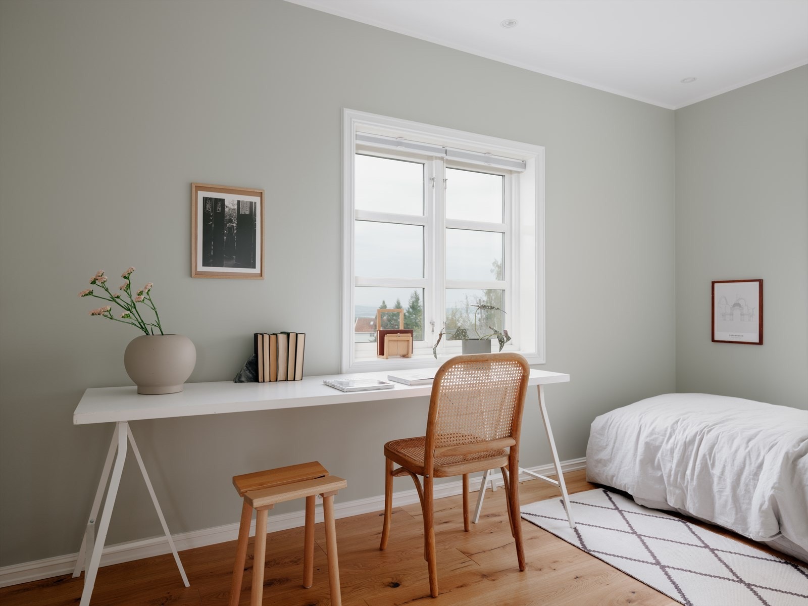 Nydelig utsikt, og lite innsyn i rommene i 2. etasje Galleribilde