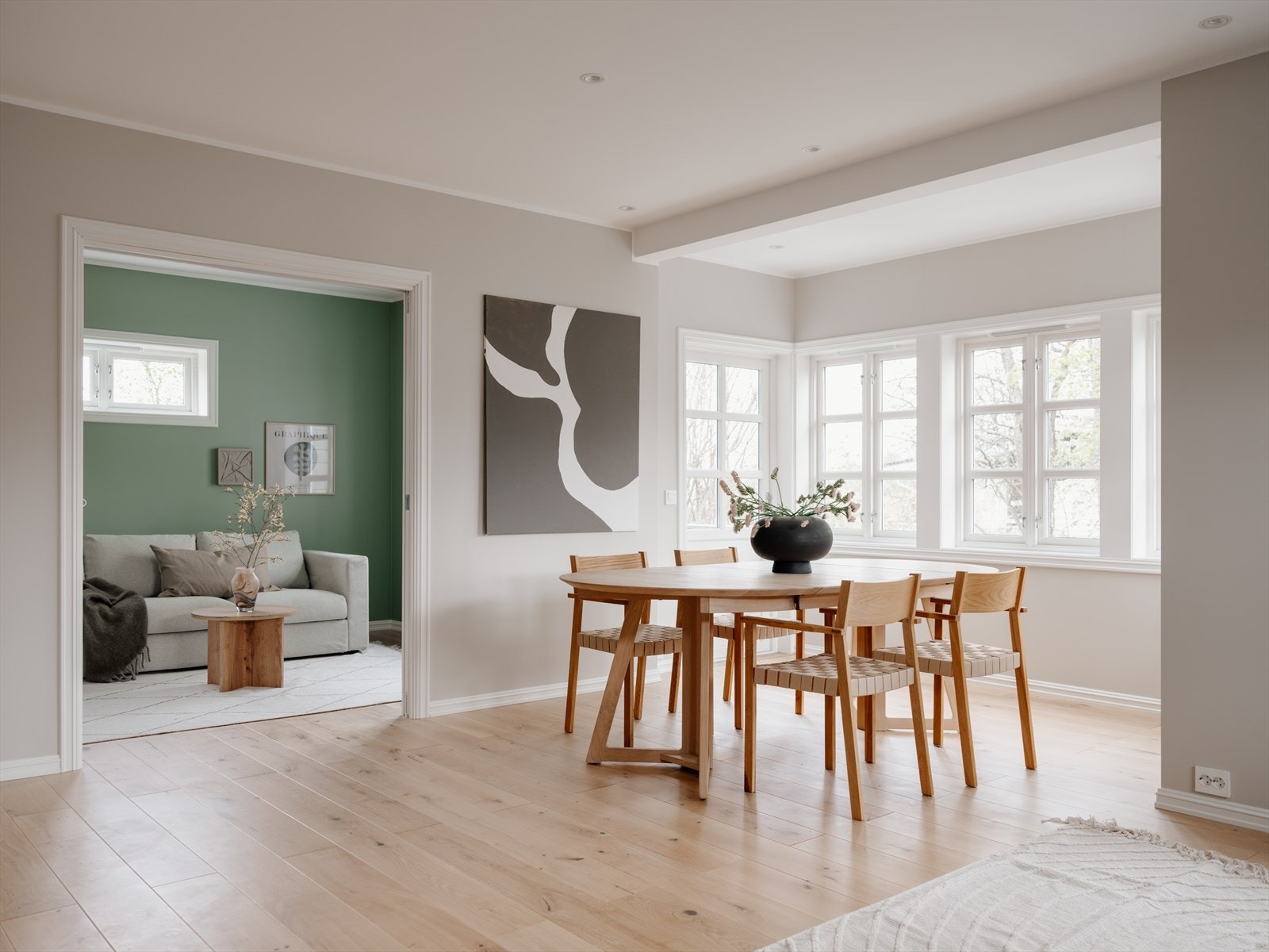 Det er 1-stavs eikeparkett på gulv med varme (varme i hele 1. etasje) og downlights i himling Galleribilde