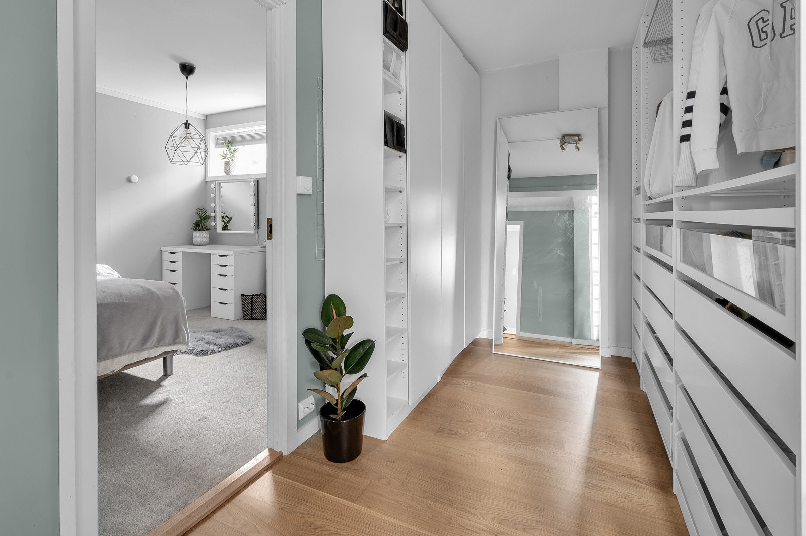 Godt med garderobeskap i underetg. Galleribilde