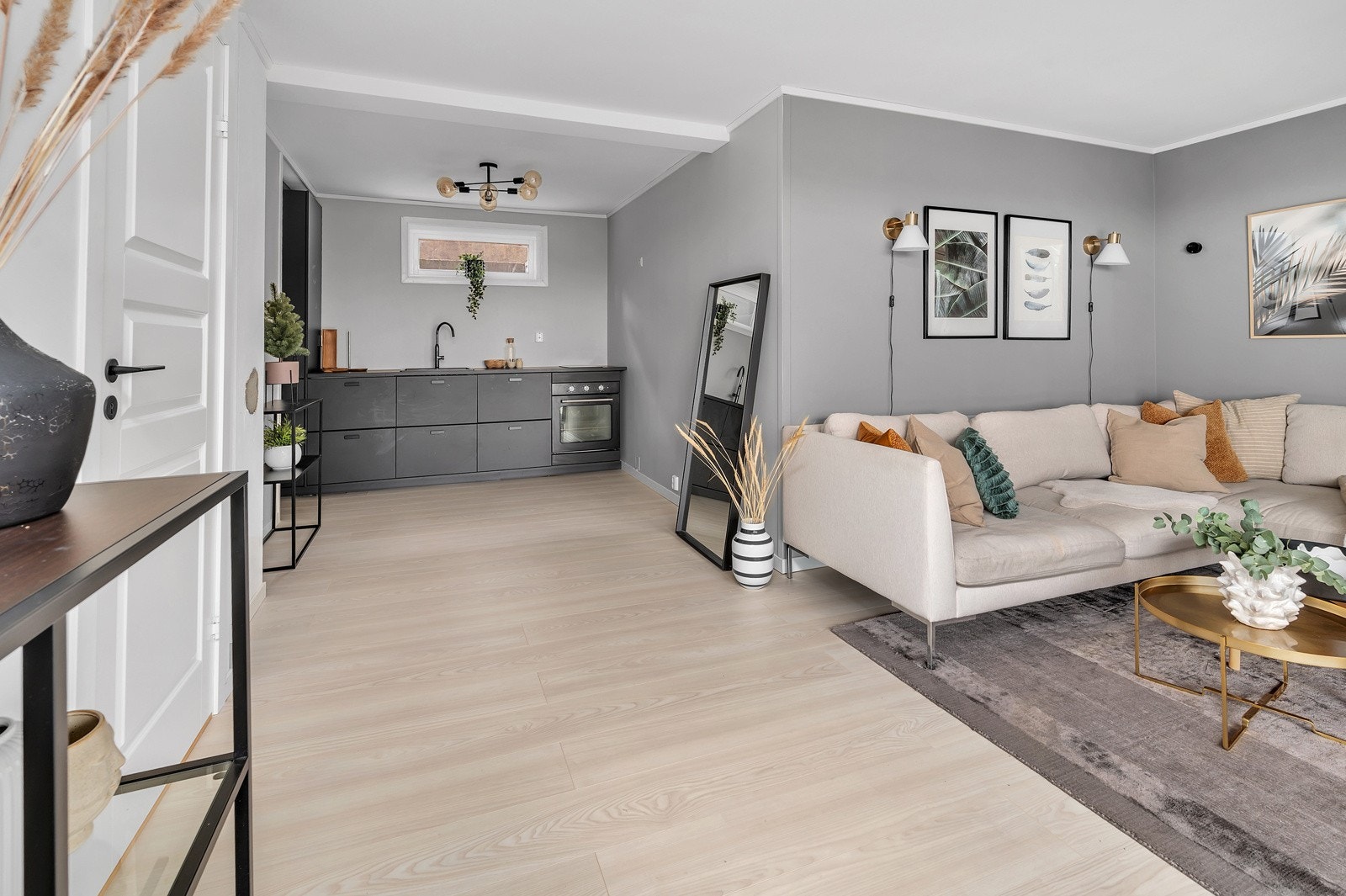 Stue/kjøkken i underetasjen (hybelen) Renovert 2019. Galleribilde