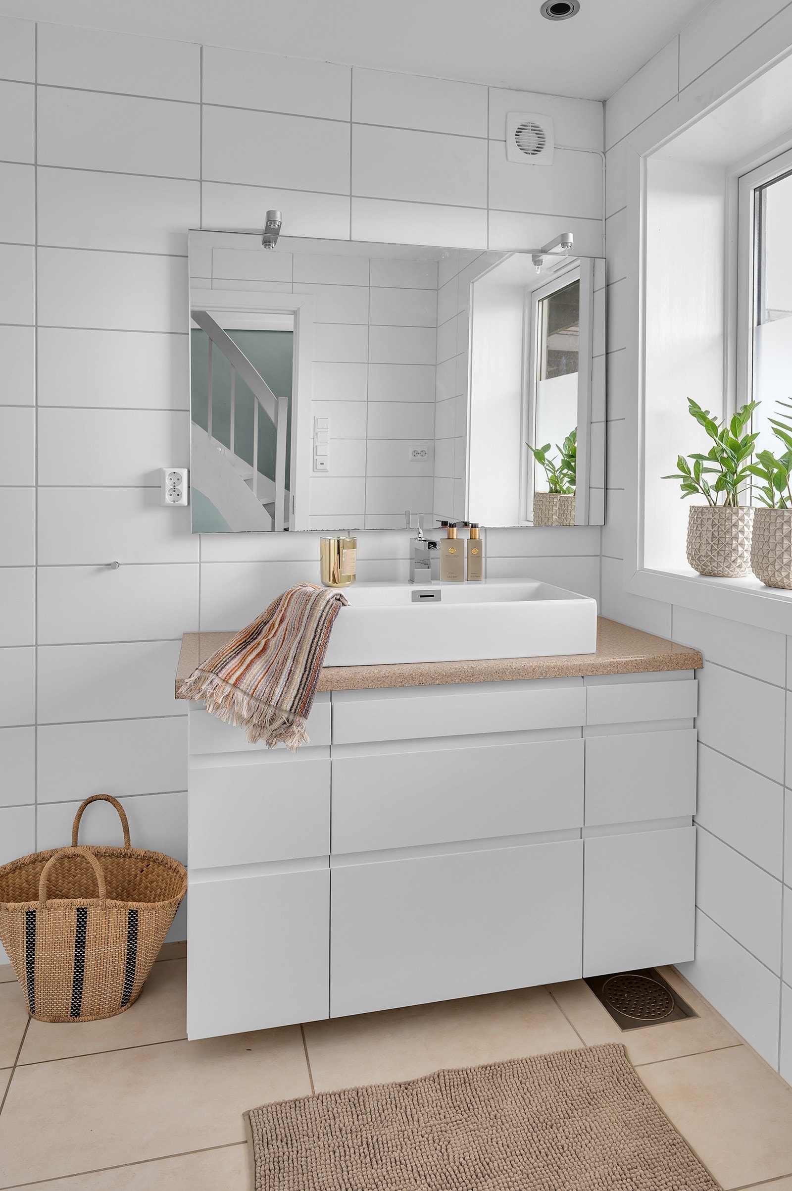 Bad underetg. Innredet med toalett, dusj og servant med underskap Galleribilde