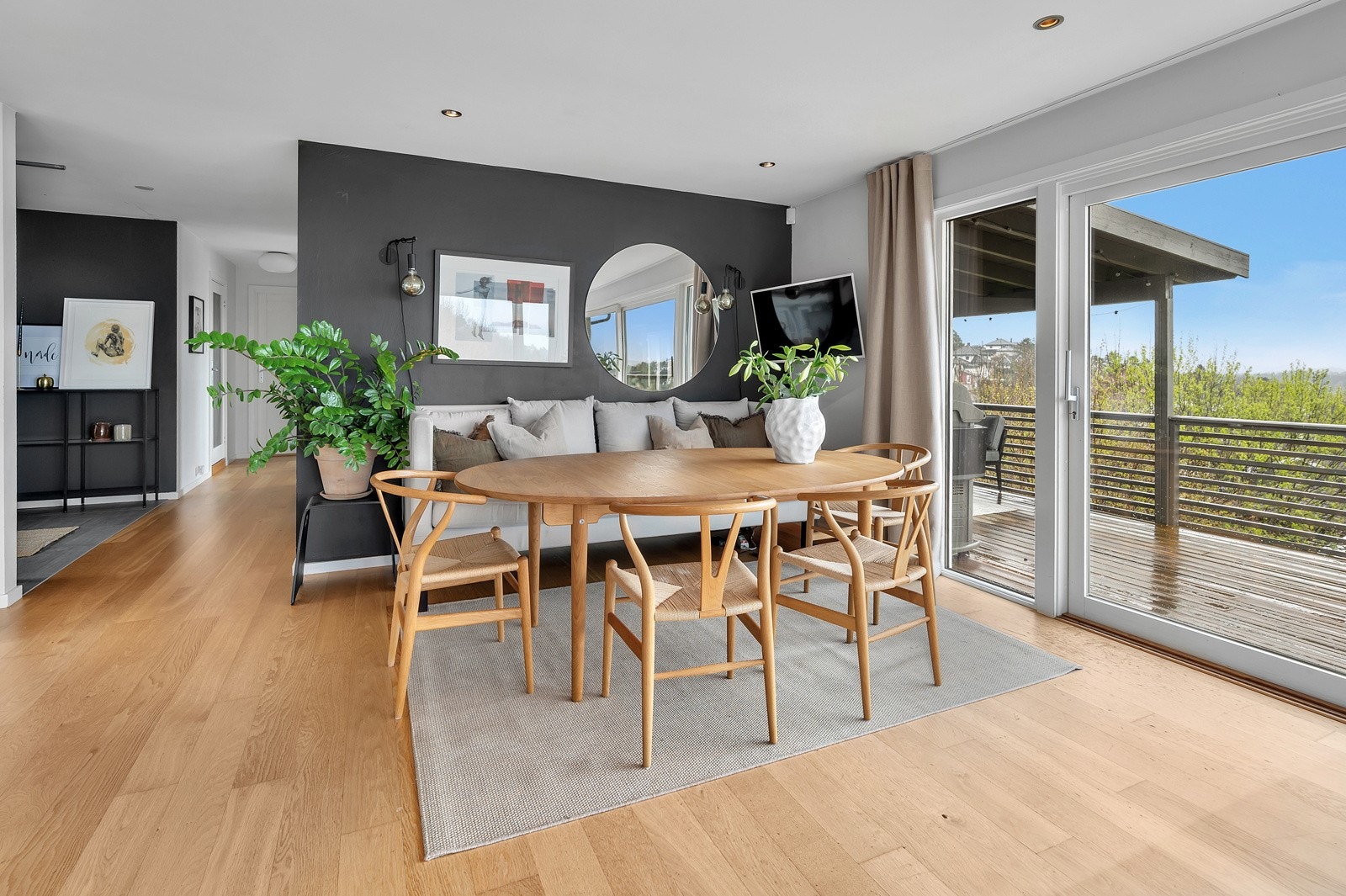 God plass til stort spisebord Galleribilde