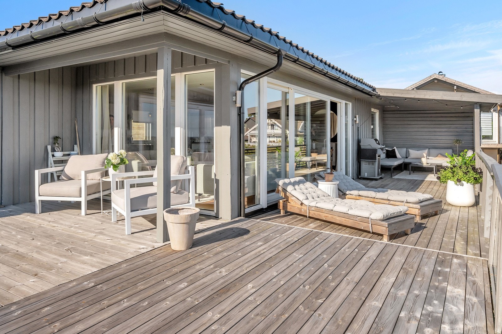 Stor, solrik terrasse med utgang fra stue Galleribilde
