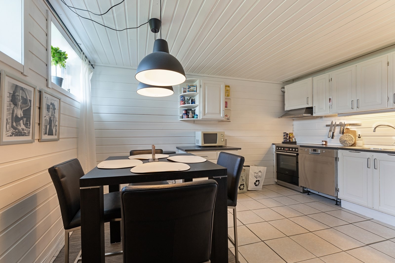Kjøkkenet ligger ved siden av stuen. Innredningen har lyse, profilerte fronter med mørk laminert benkeplate. Galleribilde