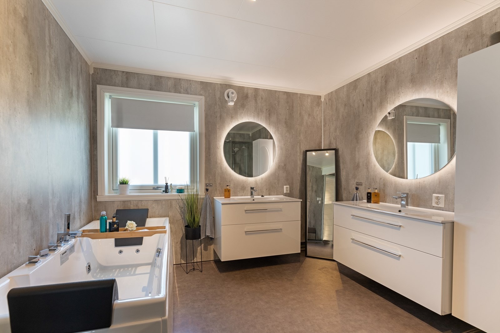 Badet fra 2019 fremstår som moderne med belegg på gulvet og våtromsplater på veggene. Galleribilde