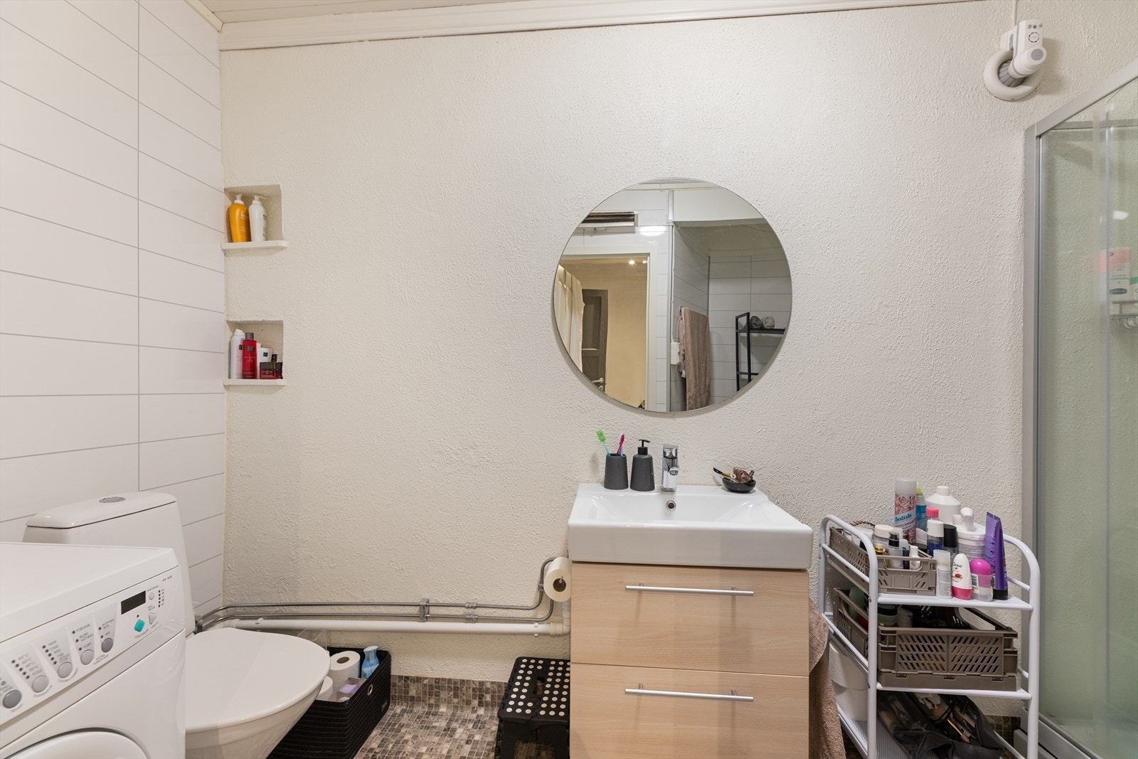 Badet i kjelleren/hybelen er fra 2013 med belegg på gulvet og våtromsplater på veggene. Galleribilde