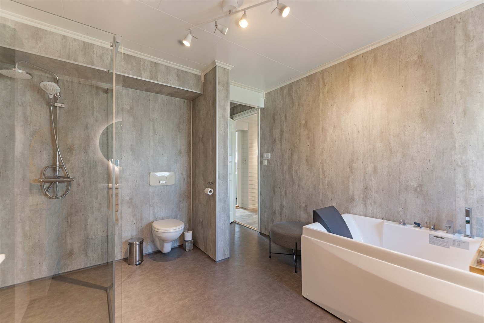 Rommet inneholder to baderomsinnredninger med servant, to speil med belysning, høyskap, badekar, vegghengt wc og dusjhjørne med innfellbare glassvegger. Galleribilde