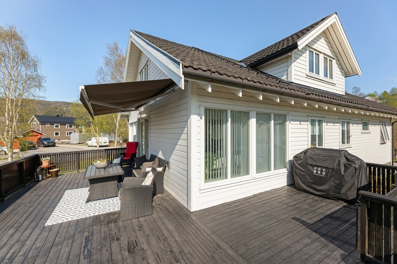 Eiendommen har en solrik terrasse på hele 41 kvm. Galleribilde