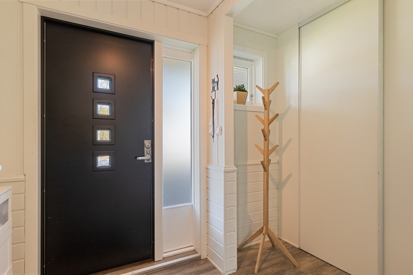 Her er det en skyvedørsgarderobe og videre inn i gangen er det garderobeskap for ytterligere oppbevaring. Galleribilde