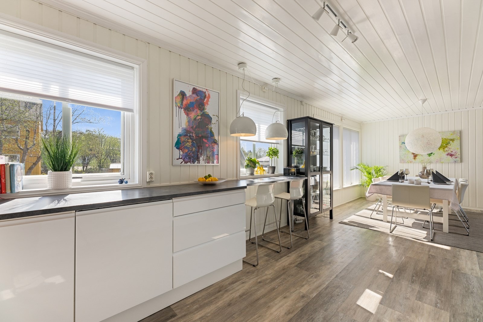 Kjøkkenet er plassert i en åpen sone mot stuen som gir rom for sosiale sammenkomster der man kan holde gjestene med selskap samtidig som man forbereder et bedre måltid. Galleribilde
