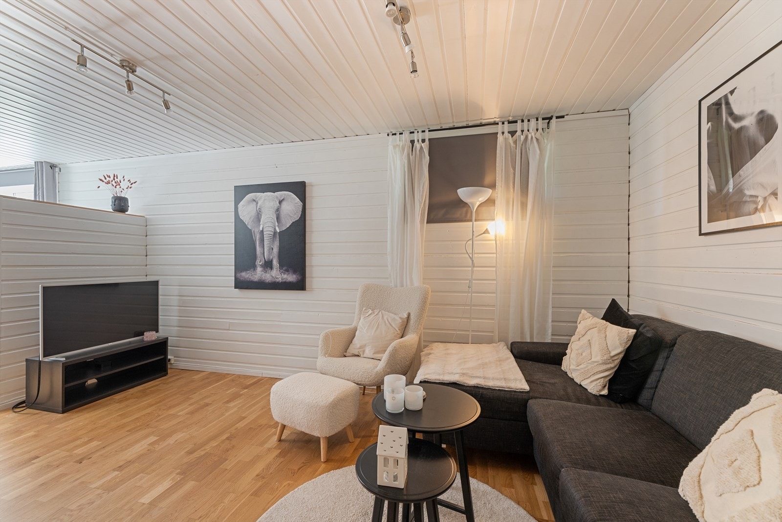 Stuen i kjelleren/hybelen er lys og romslig med god plass til en sofagruppe og TV-møblement. Galleribilde