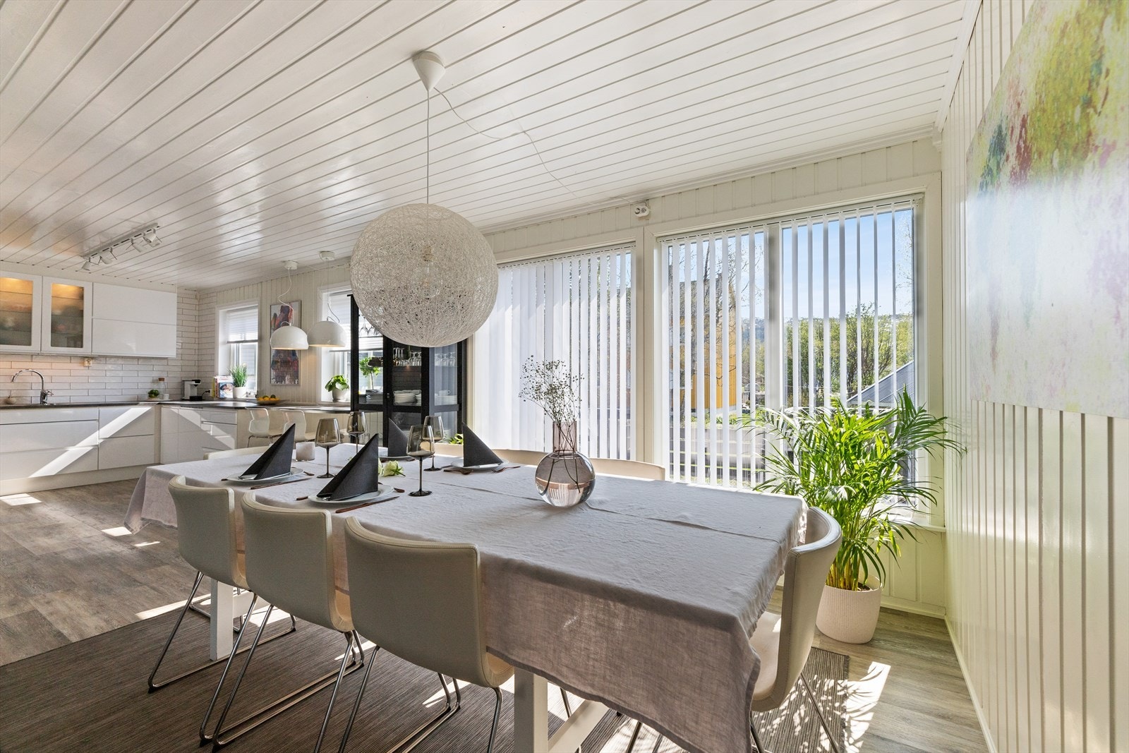 Mellom stuen og kjøkkenet er det naturlig rom for en spisegruppe. Galleribilde