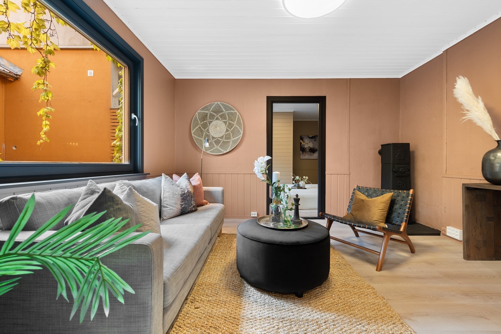 Det er store vindusflater ut mot bakgården og flere vegger å møblere mot. Galleribilde