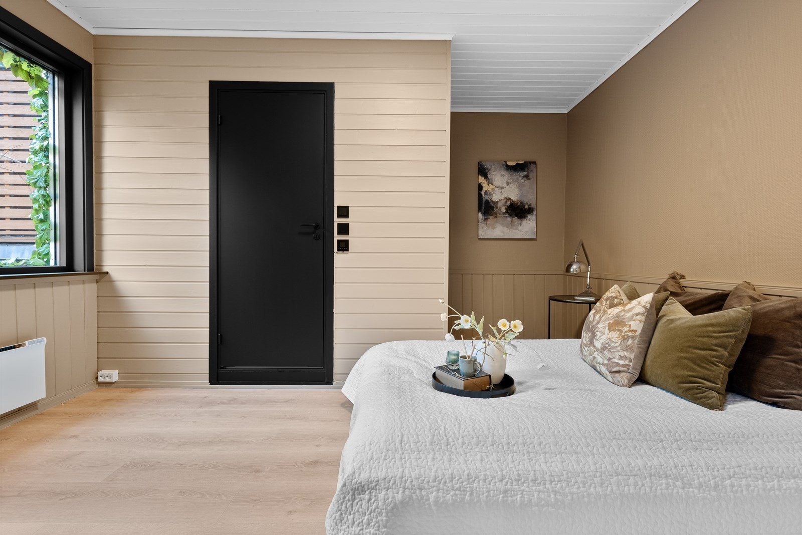 Her er det god plass til dobbeltseng og diverse møblement. Galleribilde