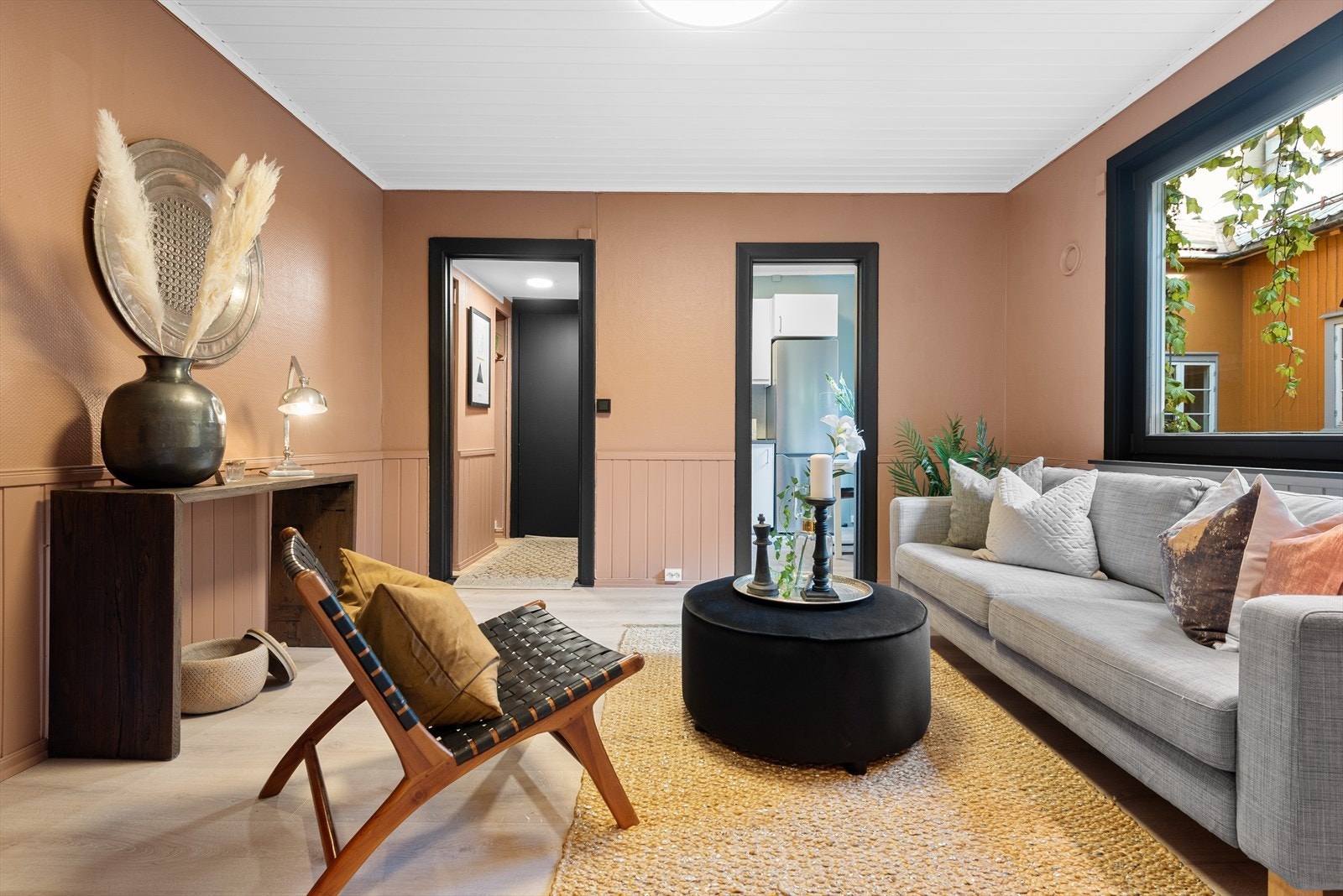 Boligen har en god romløsning og fremstår lys og tiltalende. Galleribilde