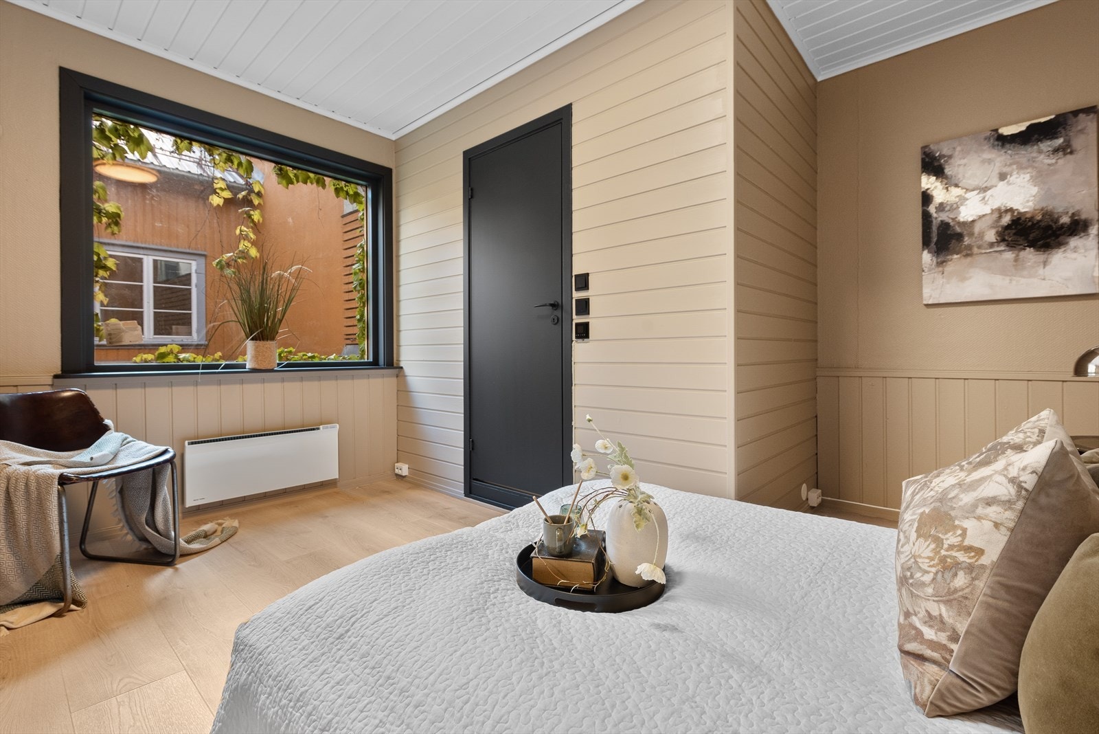 Soverommet er romslig og har vindu ut mot bakgården. Galleribilde